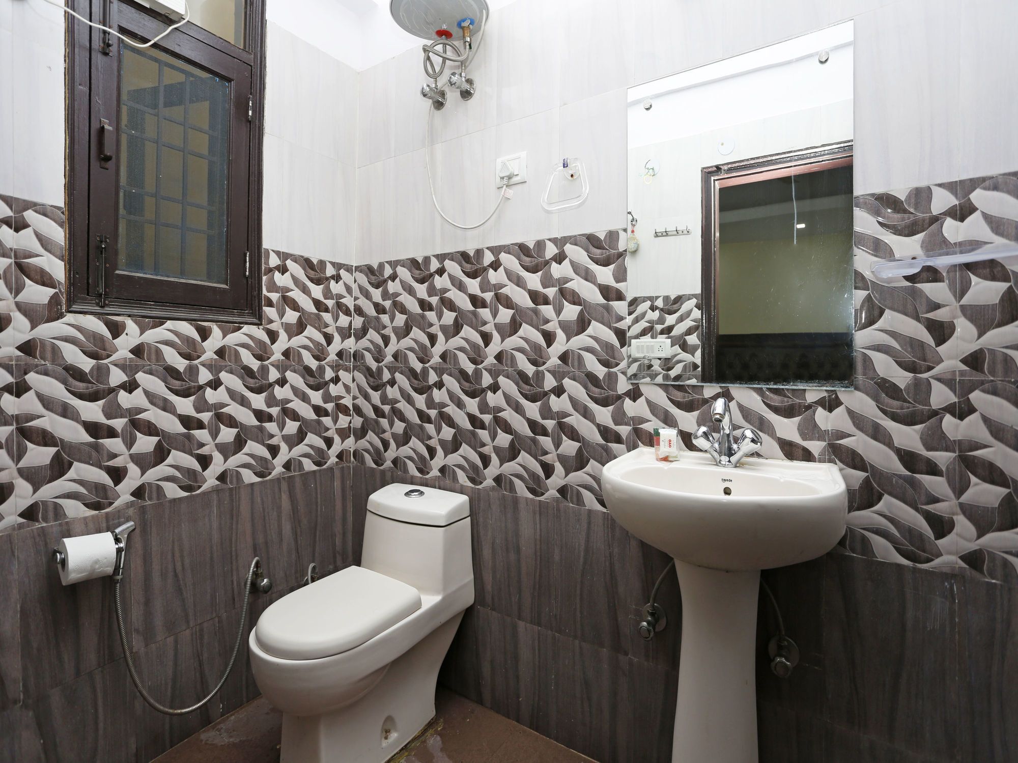 OYO 2807 Hotel Crosswinds Residency Indirapuram Exterior foto